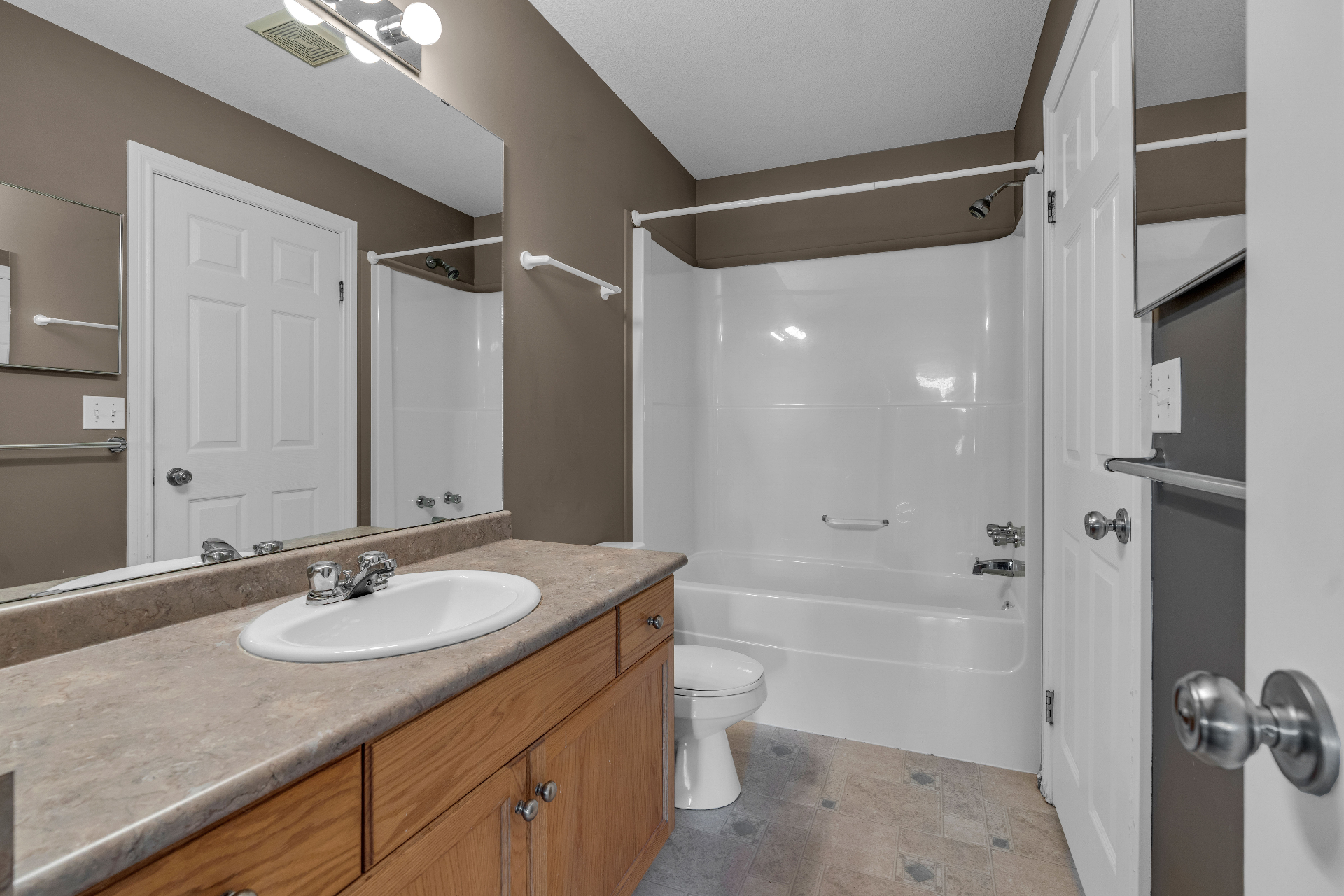 Briarwood 联排出售 · 127 Banyan Crescent #28——林与唐地产 - 6